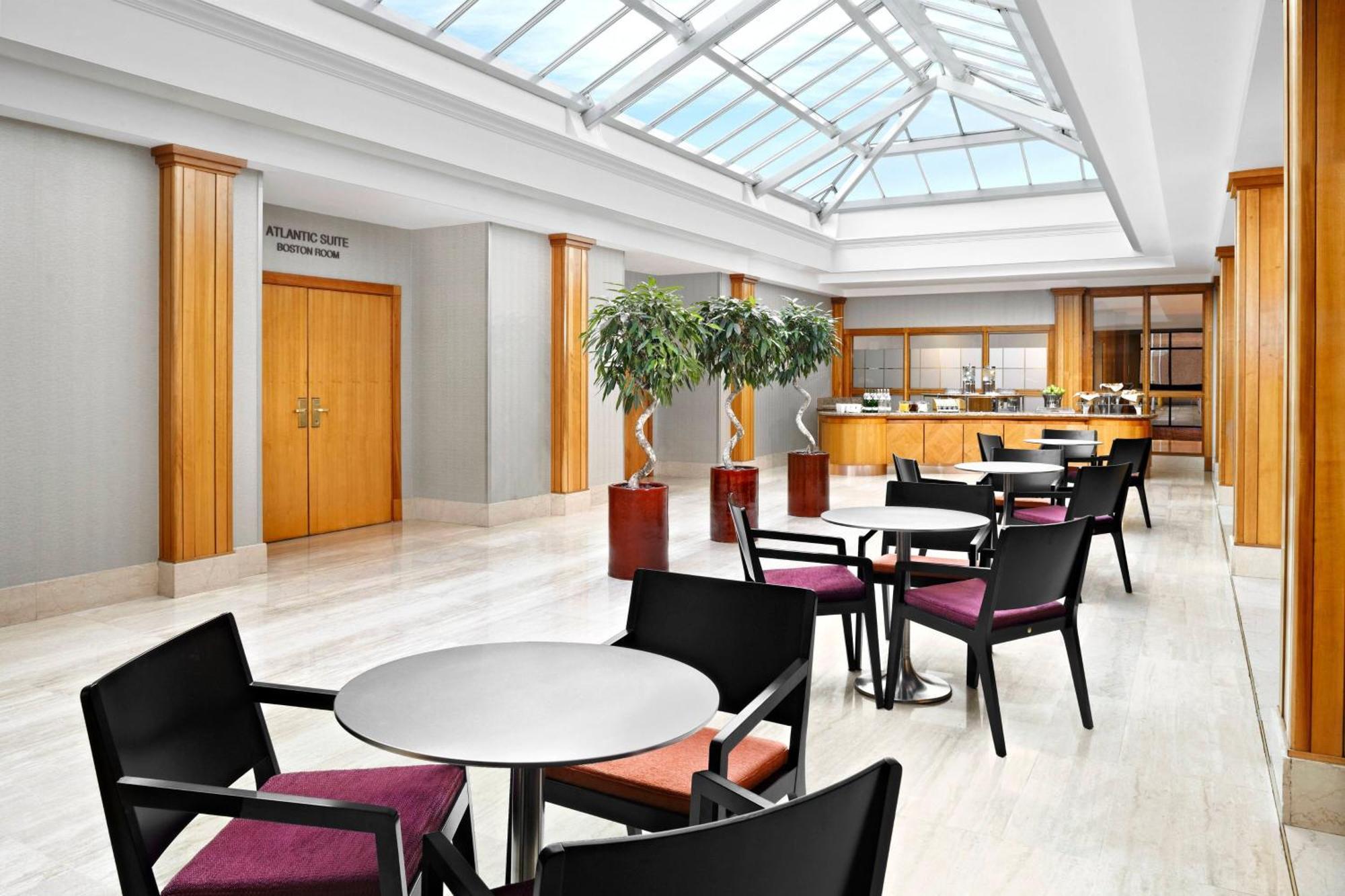 Sheraton Skyline Hotel London Heathrow Hillingdon Eksteriør billede